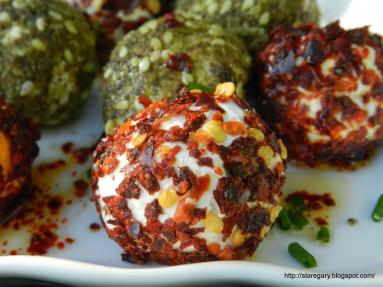Zdjęcie - Kulki z serka Labneh  w oliwie - Przepisy kulinarne ze zdjęciami