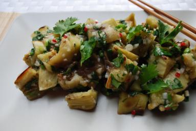 Zdjęcie - Tajska sałatka z bakłażana - Przepisy kulinarne ze zdjęciami