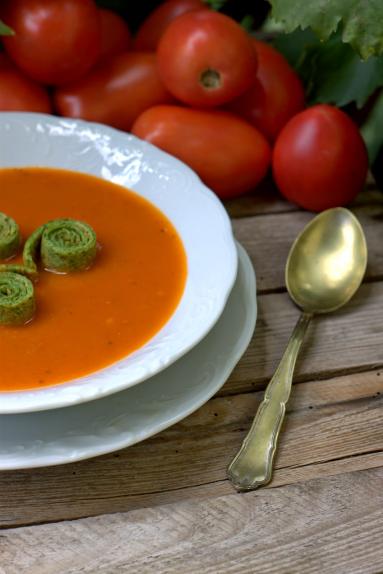 Zdjęcie - Zupa pomidorowa z zielonym makaronem naleśnikowym - Przepisy kulinarne ze zdjęciami