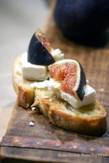 Zdjęcie - Crostini z figą i owczym serem - Przepisy kulinarne ze zdjęciami