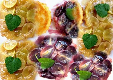 Zdjęcie - Mini tarta tatin  z winogronami - Przepisy kulinarne ze zdjęciami
