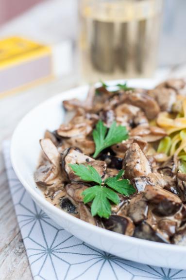 Zdjęcie - Makaron z grzybami w śmietanie - Przepisy kulinarne ze zdjęciami