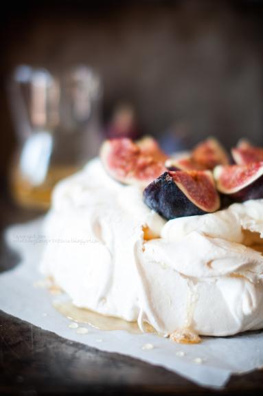 Zdjęcie - Pavlova z figami i waniliowym kremem mascarpone (Pavlova with fresh figs and wanilla mascarpone cream) - Przepisy kulinarne ze zdjęciami