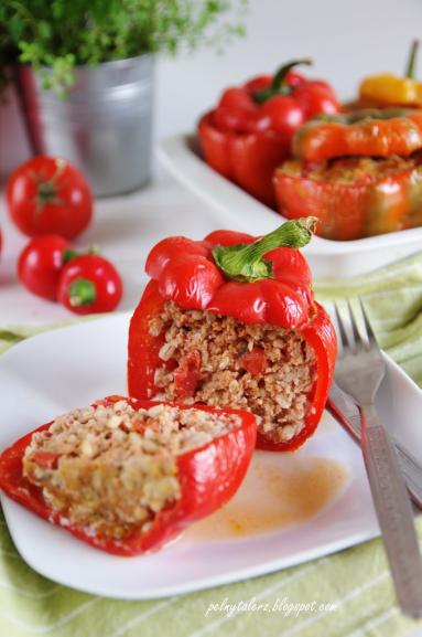 Zdjęcie - Papryka faszerowana mięsem i pęczakiem z pomidorami - Przepisy kulinarne ze zdjęciami