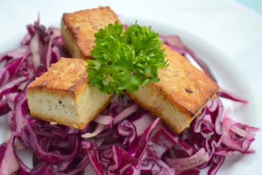 Zdjęcie - Smażone tofu z sezamem na colesławie z czerwonej kapusty - Przepisy kulinarne ze zdjęciami
