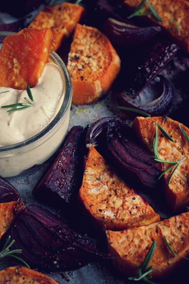 Zdjęcie - Pieczone jesienne warzywa z sosem musztardowym - Przepisy kulinarne ze zdjęciami