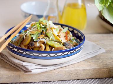 Zdjęcie - Makaron z kurczakiem i warzywami w sosie z masła orzechowego / Peanut noodles with chicken and vegetables - Przepisy kulinarne ze zdjęciami
