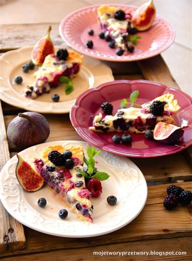 Zdjęcie - Krucha tarta z jeżynami, malinami i borówką w mlecznym kremie - Przepisy kulinarne ze zdjęciami