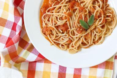 Zdjęcie - Proste i pyszne spaghetti z sosem pomidorowym - Przepisy kulinarne ze zdjęciami