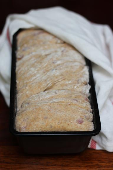Zdjęcie - Chleb z prażoną cebulą na zakwasie - Przepisy kulinarne ze zdjęciami