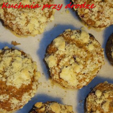 Zdjęcie - Muffinki waniliowe z owocami sezonowymi i kruszonką - Przepisy kulinarne ze zdjęciami