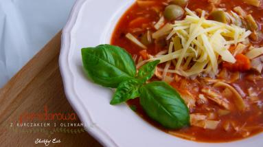 Zdjęcie - Pomidorowa z kurczakiem i oliwkami - Przepisy kulinarne ze zdjęciami