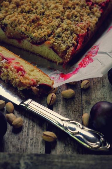 Zdjęcie - Ucierane ciasto ze śliwkami i pistacjową kruszonką - Przepisy kulinarne ze zdjęciami