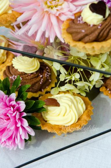 Zdjęcie - Kruche babeczki z kremem czekoladowym i ajerkoniakowym. - Przepisy kulinarne ze zdjęciami