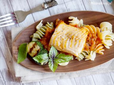 Zdjęcie - Dorsz w pikantnym sosie pomidorowym / Cod in piquant tomato sauce - Przepisy kulinarne ze zdjęciami