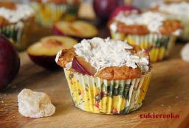 Zdjęcie - Imbirowe muffiny ze śliwkami na pełnoziarnistej mące orkiszowej z płatkami owsianymi - Przepisy kulinarne ze zdjęciami