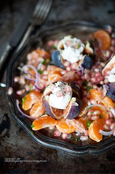 Zdjęcie - Sałatka z figami, granatami i mandarynką (Salad with figs, pomegranates and mandarin). - Przepisy kulinarne ze zdjęciami