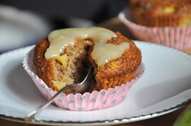 Zdjęcie - Razowe muffinki z gruszkami i czekoladą podane z sosem karmelowym - Przepisy kulinarne ze zdjęciami