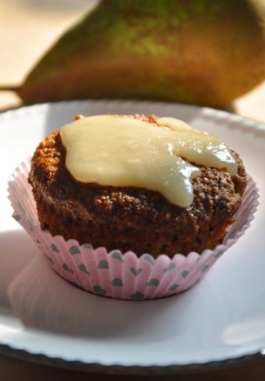 Zdjęcie - Razowe muffinki z gruszkami i czekoladą podane z sosem karmelowym - Przepisy kulinarne ze zdjęciami