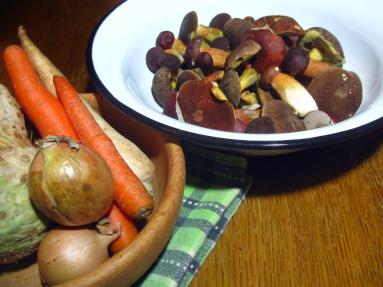 Zdjęcie - Zupa grzybowa z leśnych grzybów z makaronem - Przepisy kulinarne ze zdjęciami