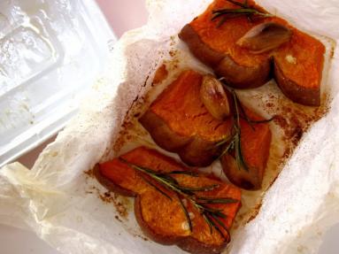 Zdjęcie - Dynia pieczona z czosnkiem i rozmarynem - Przepisy kulinarne ze zdjęciami