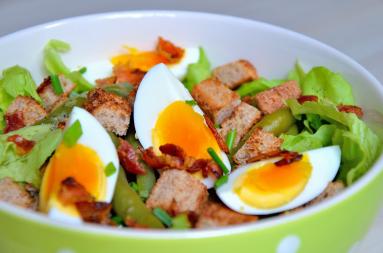 Zdjęcie - Sałatka z fasolką szparagową, jajkami i boczkiem - Przepisy kulinarne ze zdjęciami