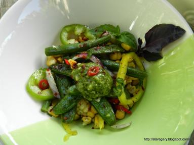 Zdjęcie - Ostra sałatka z kukurydzą - Przepisy kulinarne ze zdjęciami