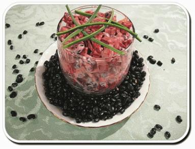 ZdjÄcie - Różowa sałatka z czarną fasolą - Przepisy kulinarne ze zdjÄciami