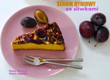 Zdjęcie - Sernik dyniowy ze śliwkami - Przepisy kulinarne ze zdjęciami