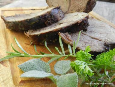 Zdjęcie - Pieczeń wołowa z łopatki w garnku rzymskim - Przepisy kulinarne ze zdjęciami