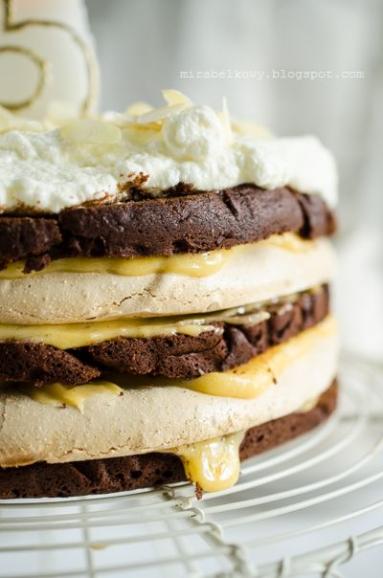 Zdjęcie - Piąty rok bloga :) Tort czekoladowy z bezą i lemon curd - Przepisy kulinarne ze zdjęciami