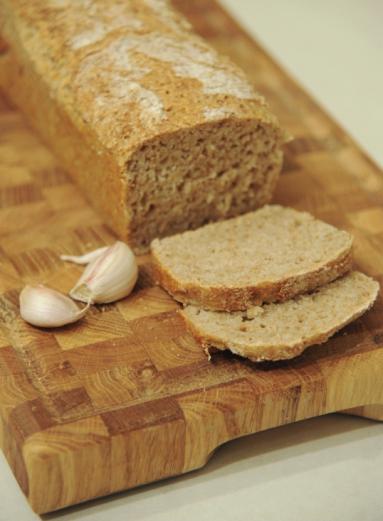 Zdjęcie - Chleb razowy z czosnkiem na zakwasie - Przepisy kulinarne ze zdjęciami