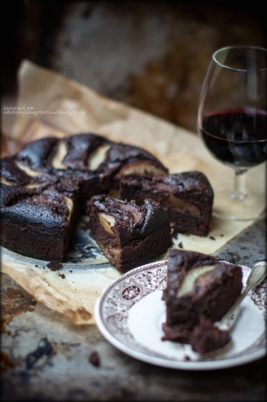Zdjęcie - Ciasto czekoladowe z gruszkami na winie (Chocolate cake with wine poached pears) - Przepisy kulinarne ze zdjęciami