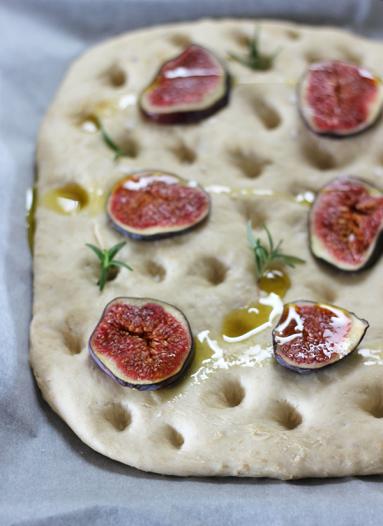 Zdjęcie - Schiacciata – toskański chlebek z figami - Przepisy kulinarne ze zdjęciami