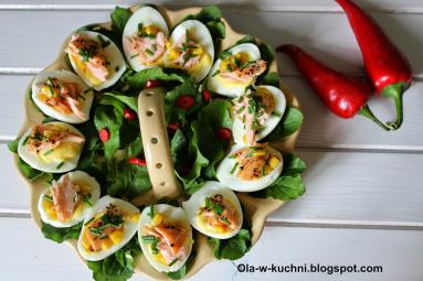Zdjęcie - Jajka z majonezem i wędzonym łososiem - Przepisy kulinarne ze zdjęciami