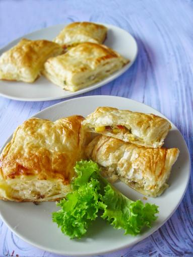 Zdjęcie - Ciasto francuskie z tuńczykiem i kukurydzą - Przepisy kulinarne ze zdjęciami