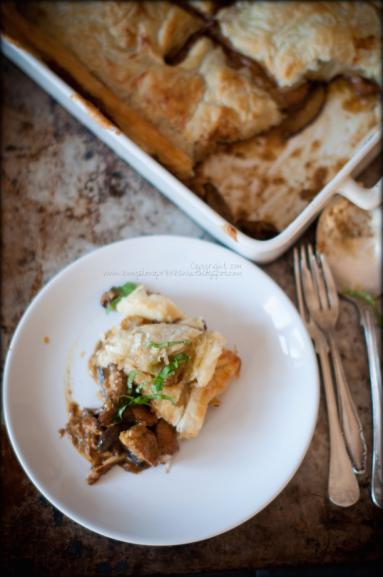 Zdjęcie - Zapiekanka z kurczakiem i leśnymi grzybami pod ciastem francuskim (Puff pastry casserole with chicken and wild mushrooms). - Przepisy kulinarne ze zdjęciami