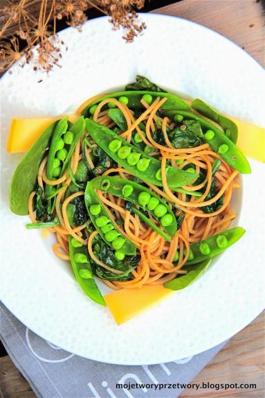 Zdjęcie - Makaron / Spaghetti z groszkiem cukrowym, szpinakiem i rubinem - Przepisy kulinarne ze zdjęciami