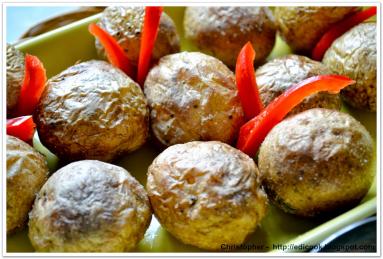 Zdjęcie - Kanaryjskie ziemniaki czyli pomarszczone z sosem mojo - Przepisy kulinarne ze zdjęciami