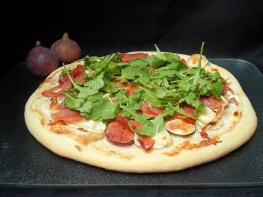 Zdjęcie - Wyborna pizza z figami - Przepisy kulinarne ze zdjęciami