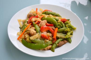 Zdjęcie - Makaron z wieprzowiną, groszkiem cukrowym i warzywami - Przepisy kulinarne ze zdjęciami