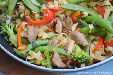 Zdjęcie - Makaron z wieprzowiną, groszkiem cukrowym i warzywami - Przepisy kulinarne ze zdjęciami