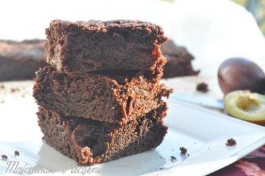 Zdjęcie - Brownies ze śliwkami - Przepisy kulinarne ze zdjęciami