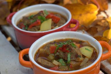 Zdjęcie - Węgierska zupa gulaszowa - Przepisy kulinarne ze zdjęciami
