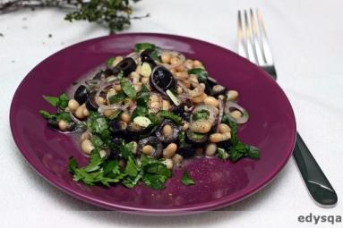 Zdjęcie - Sałatka z fasoli i oliwek - Przepisy kulinarne ze zdjęciami