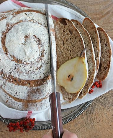 Zdjęcie - Chleb karmelowy z gruszką na zakwasie - Przepisy kulinarne ze zdjęciami