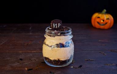 Zdjęcie - Mini serniki dyniowe na zimno + dekoracja halloweenowa - Przepisy kulinarne ze zdjęciami