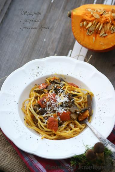 Zdjęcie - Spaghetti z grzybami i pieczoną dynią - Przepisy kulinarne ze zdjęciami