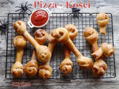 Zdjęcie - Pizza-kości na Halloween - Przepisy kulinarne ze zdjęciami