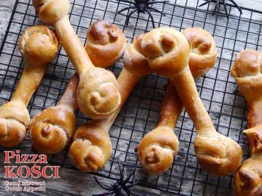 Zdjęcie - Pizza-kości na Halloween - Przepisy kulinarne ze zdjęciami